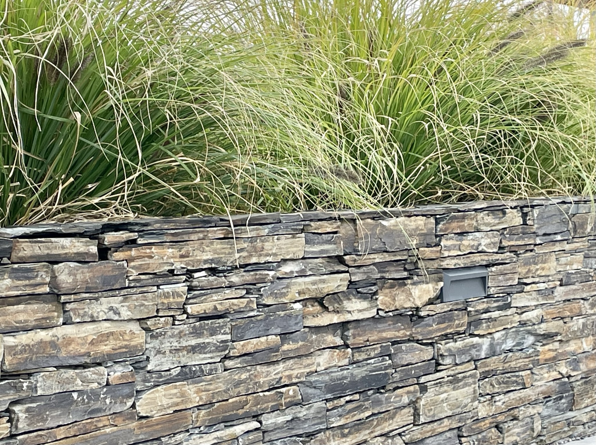 Výhody a jedinečné vlastnosti přírodního štípaného kamene