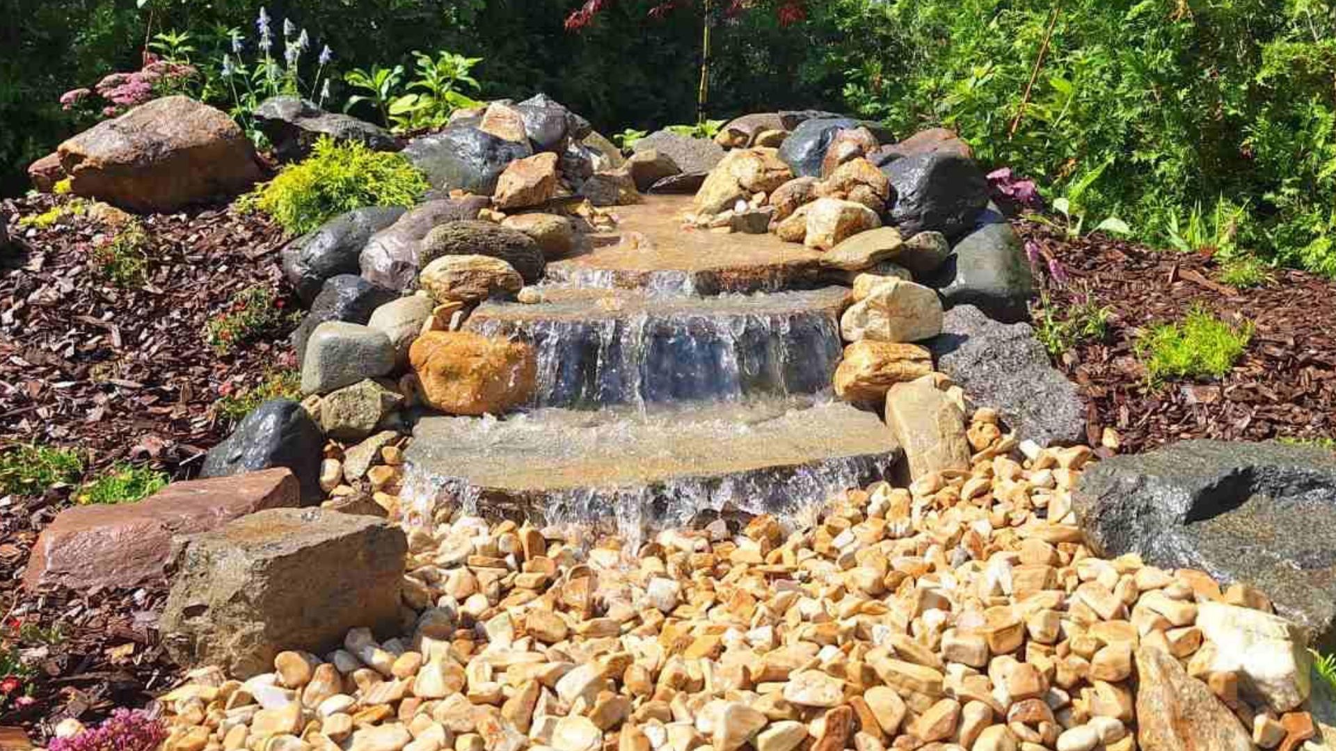 Dekorační kámen do zahrady – okrasné kameny kolem domu, záhonů a chodníků