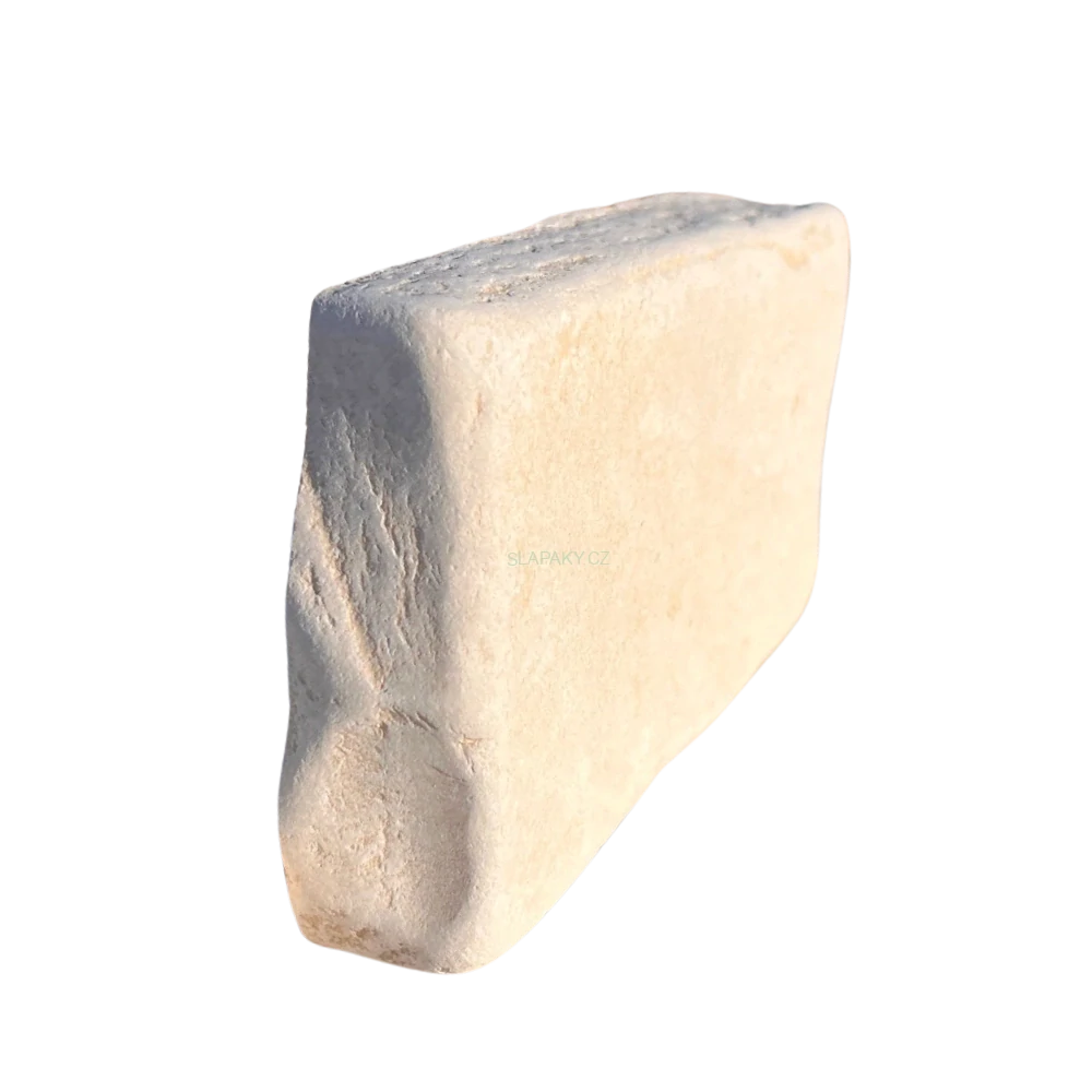 Antikované obrubníky Marina Trani – vápenec tl. ca 3 cm, výška 10–12 cm, různé délky