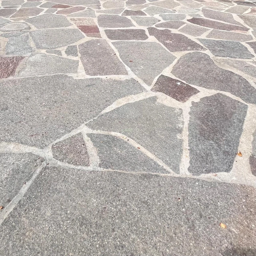Přírodní štípaný kámen dlažba porfyr Grigio Rosa , nepravidelné tvary tl. 30-50 mm