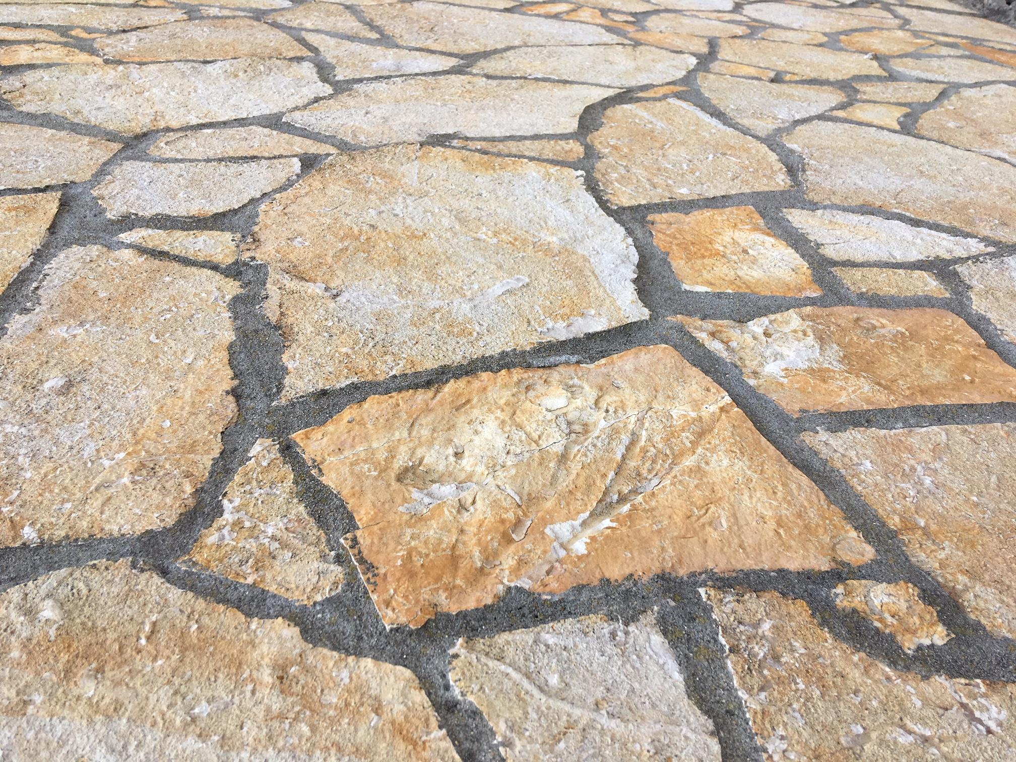 Přírodní vápenec Marina Trani – nepravidelné tvary, tl. 20–40 mm, povrch NATURAL