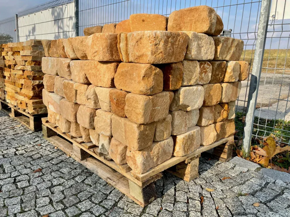 Přírodní štípaný pískovec LARA - zdící bloky 12x12 cm, délka 15-35 cm