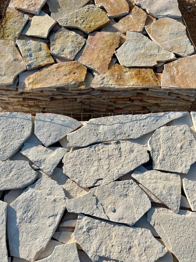Přírodní vápenec Marina Trani Bianco – nepravidelné tvary, tl. 10–20 mm, povrch NATURAL