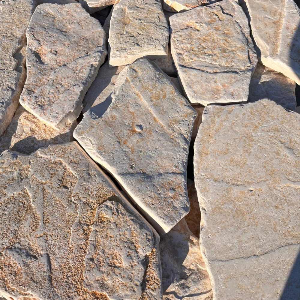 Přírodní štípaný vápenec Marina Trani, nepravidelné tvary tl. 20-30 mm - povrch ANTIK