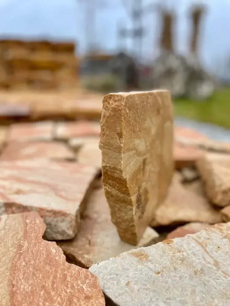 Přírodní štípaný pískovec LARA tl. 30 mm, kyklopský obklad