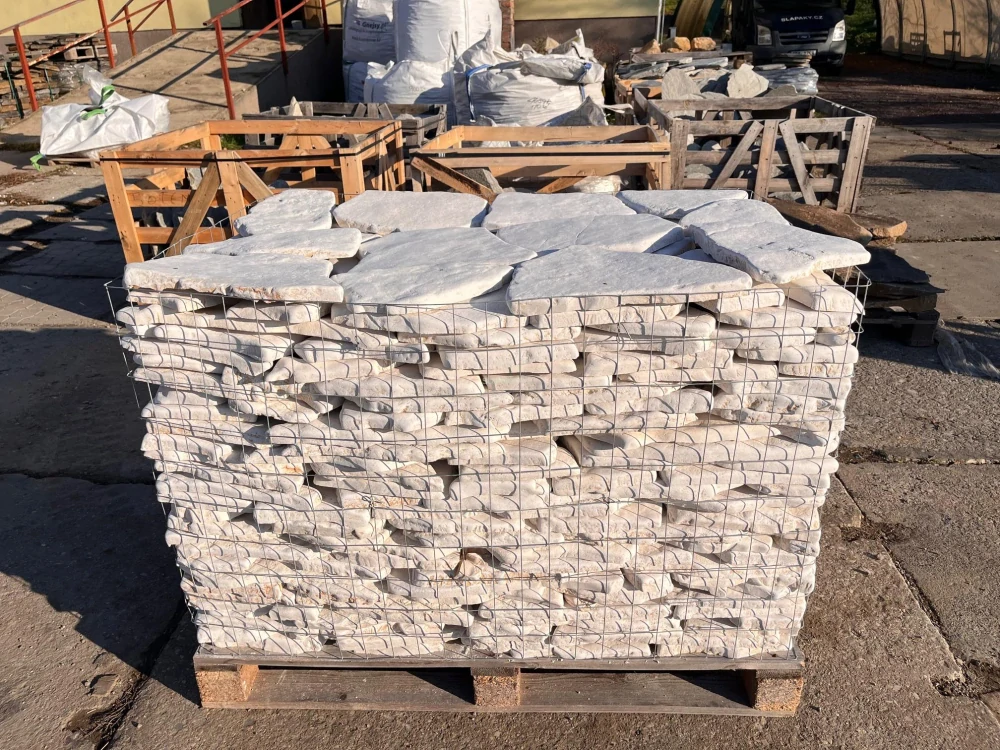 Přírodní vápenec Marina Trani Bianco – nepravidelné tvary, tl. 20–30 mm, povrch ANTIK