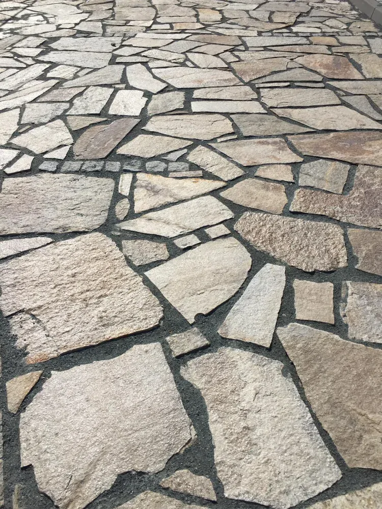 Přírodní kámen Rula dlažba - nášlapné kameny Gold Brown tl.3-5 cm nepravidelné tvary