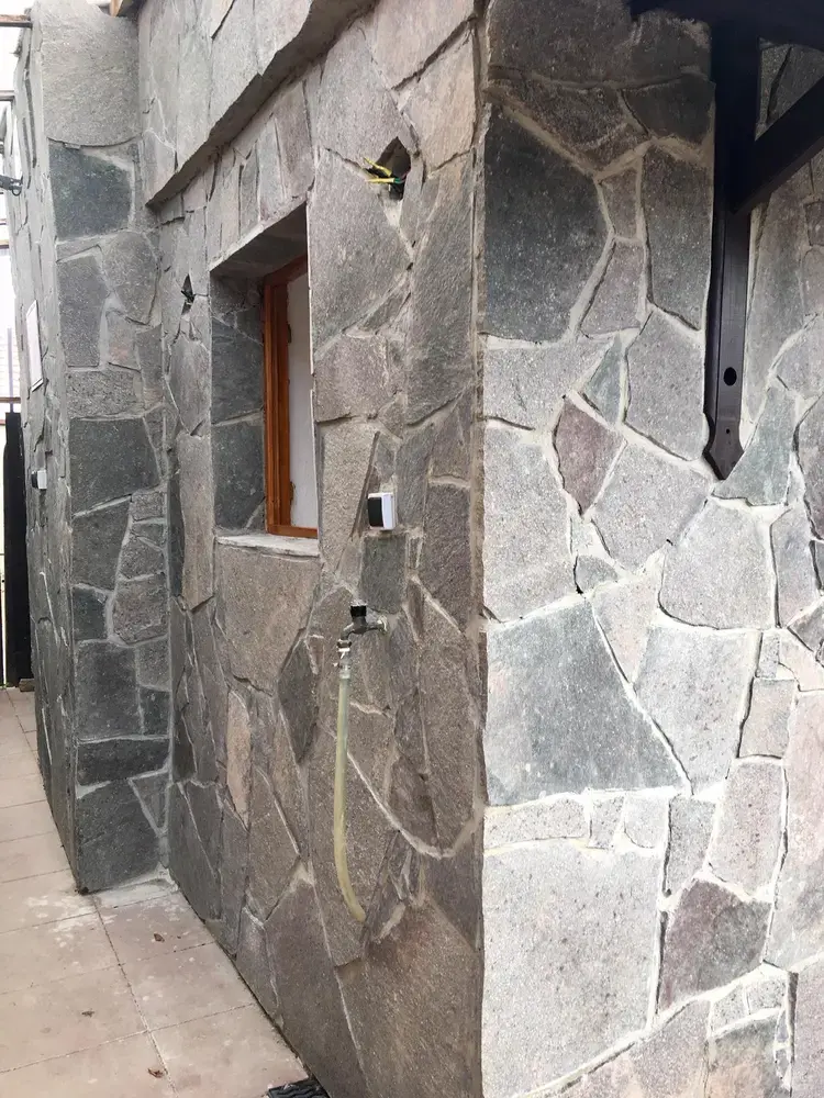 Přírodní štípaný porfyr Grigio Rosa , nepravidelné tvary tl. 10-30 mm