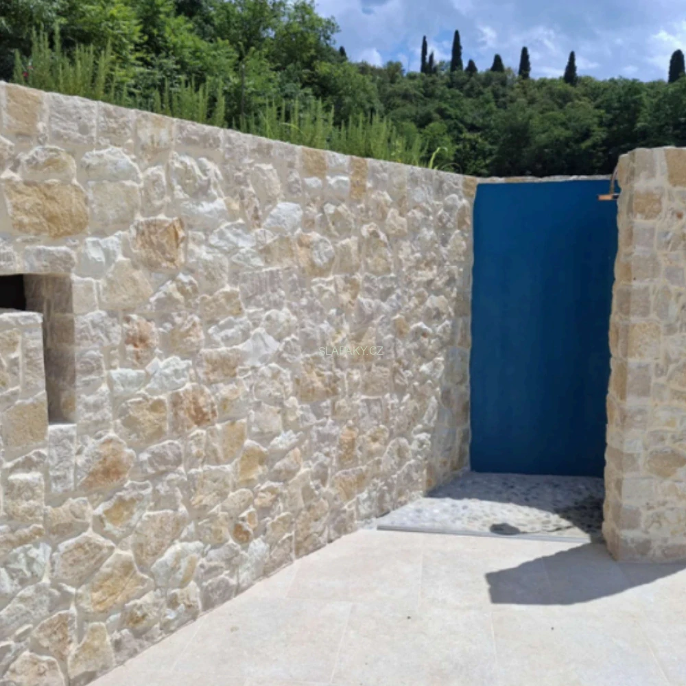 Přírodní štípaný vápenec Marina Trani, nepravidelné tvary tl. 20-30 mm - povrch ANTIK