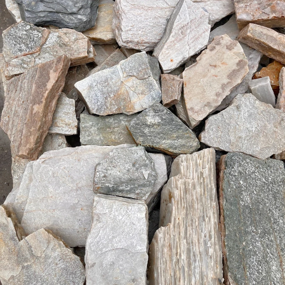 Kvarcit Argento – elegantní přírodní kámen pro zídky