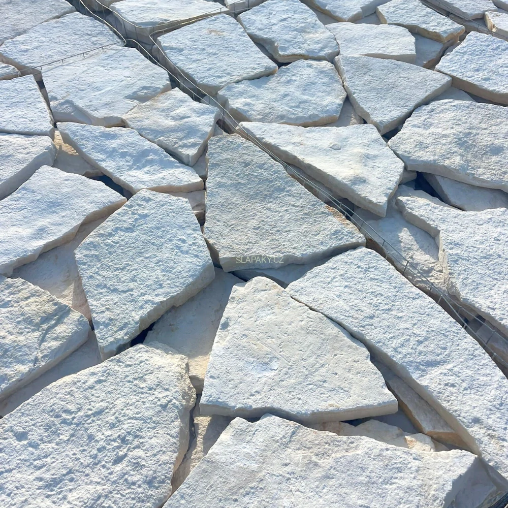 Přírodní vápenec Marina Trani Bianco – nepravidelné tvary, tl. 10–20 mm, povrch NATURAL