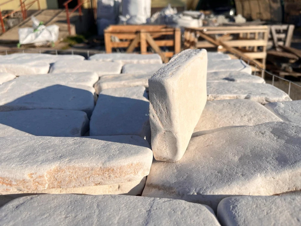 Antikované obrubníky Marina Trani – vápenec tl. ca 3 cm, výška 10–12 cm, různé délky