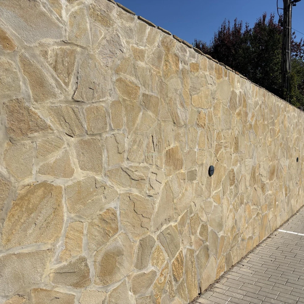 Přírodní štípaný kámen pískovec Rustik NELA tl. 10-30 mm, rozměr 10-50 cm