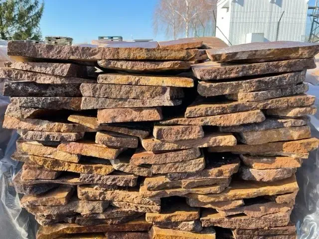Přírodní štípaný kámen dlažba porfyr Donna, nepravidelné tvary tl. 30-50 mm