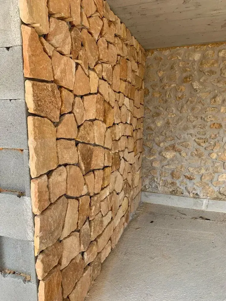 Přírodní štípaný pískovec LARA tl. 30 mm, kyklopský obklad