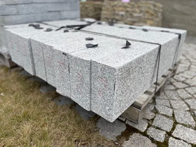 OP7 Žulový obrubník tryskaný 12 x 25 x 80-120 cm