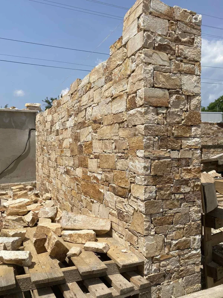 Přírodní kámen obklad RockFace Bianca