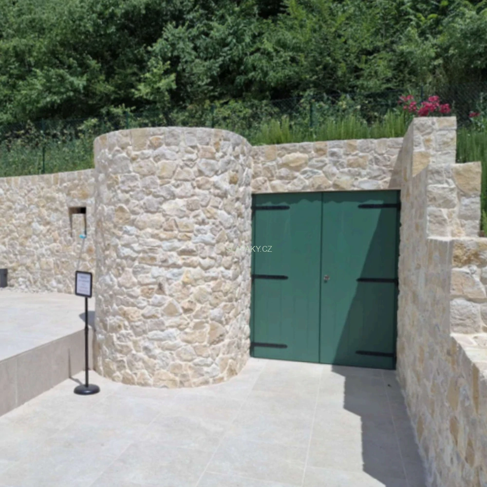 Přírodní štípaný vápenec Marina Trani, nepravidelné tvary tl. 20-30 mm - povrch ANTIK