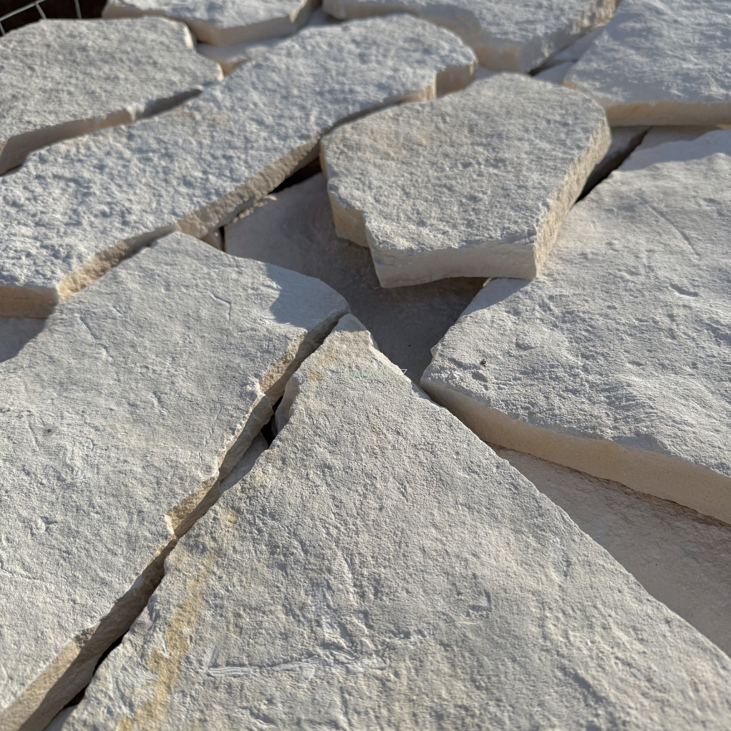 Přírodní štípaný vápenec Marina Trani Bianco, nepravidelné tvary tl. 20-30 mm - povrch NATURAL