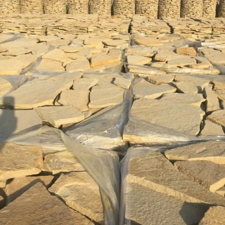 Přírodní štípaná dlažba pískovec NELA tl. 30-50 mm, rozměr 10-50 cm