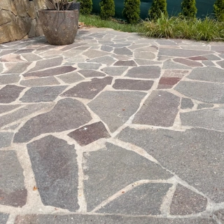 Přírodní štípaný kámen dlažba porfyr Grigio Rosa , nepravidelné tvary tl. 30-50 mm
