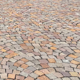 Přírodní štípané dlažební kostky porfyr Grigio Rosa 8/10