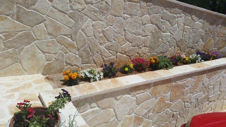 Přírodní štípaný vápenec Marina Trani, nepravidelné tvary tl. 20-30 mm - povrch ANTIK