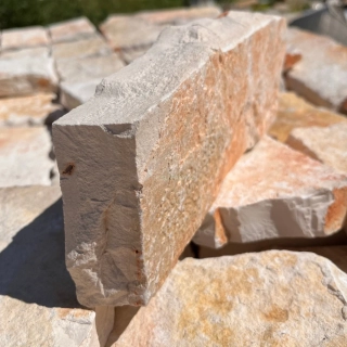 Zahradní obrubníky Marina Trani – vápenec tl. ca 3-4 cm, výška 100 mm