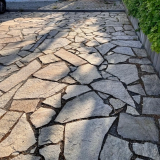 Přírodní kámen Rula dlažba - nášlapné kameny Gold Brown tl.3-5 cm nepravidelné tvary