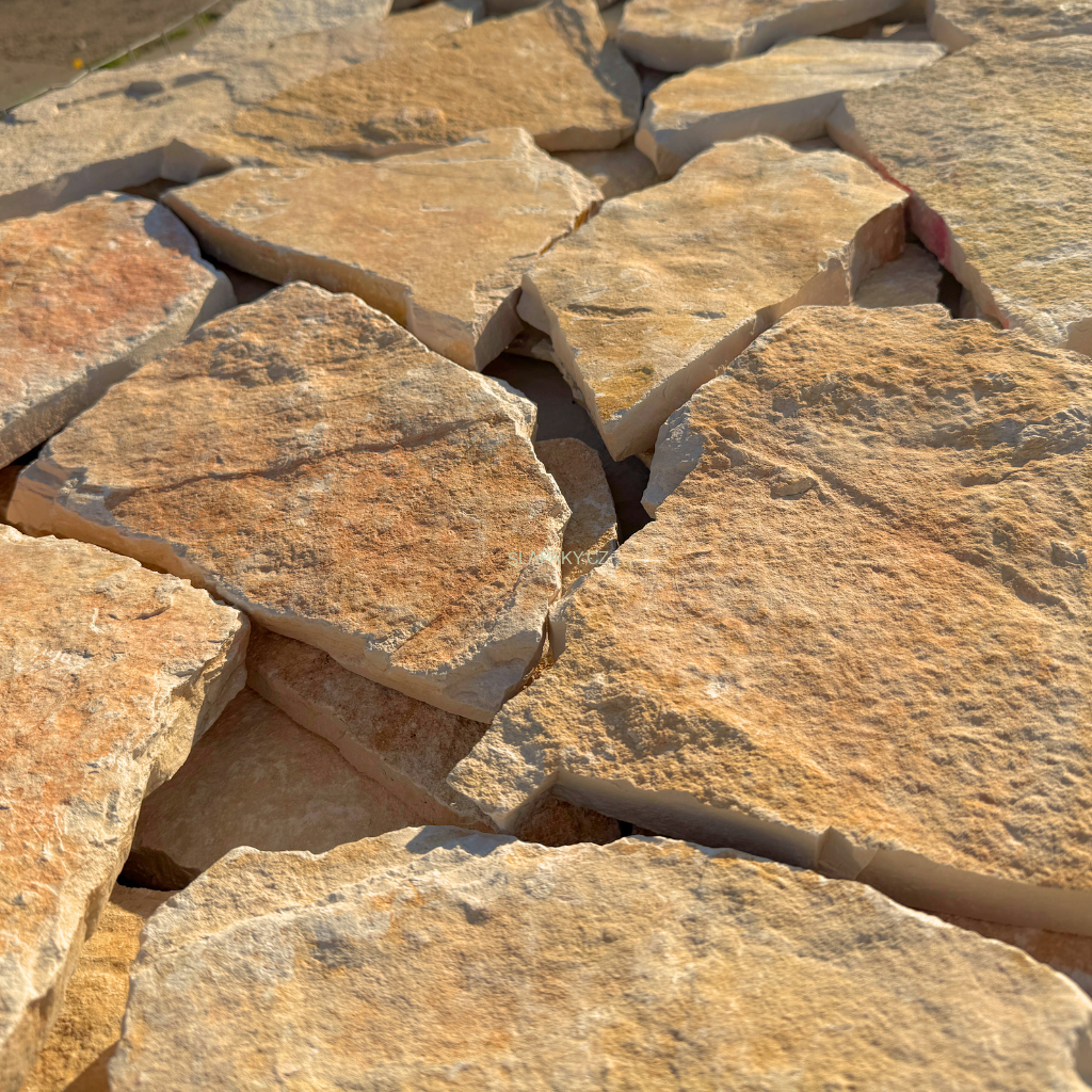 Přírodní štípaný vápenec Marina Trani, nepravidelné tvary tl. 20-30 mm - povrch NATURAL